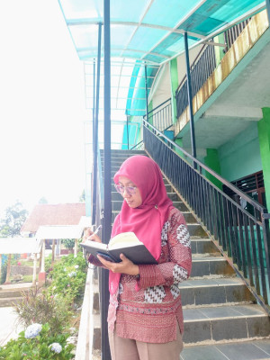 Istianah Qudsi Falkhi Taqqiya, S.Pd., M.Pd